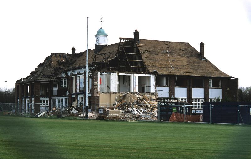 59, Lloyds Bank Pavilion demolition, Photo Alan Sander, c 2002.jpg